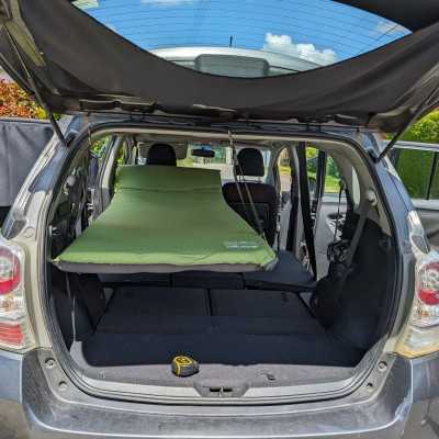 lit suspendu pour adulte dans un voiture de type break