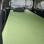 lit suspendu pour adulte dans un Peugeot Expert