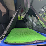 babybed in de voorkant van een Ford Transit Custom (160 cm en 2 x 40 cm netten)