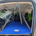 In een Citroen Jumpy, Spacetourer of Peugeot expert, Traveller 150 cm met 2 netten van 40 cm hoog