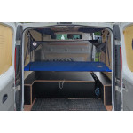 Cama hamaca de 150 cm con 2 redes de 50 cm de altura en un portaequipajes Renault Trafic en la parte trasera