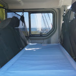 Lit hamac 150 cm avec 2 filets de 50 cm de hauteur dans un porteur Renault Trafic en rang 2