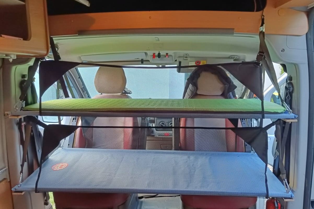 2 lits suspendus dans un Citroen Jumper