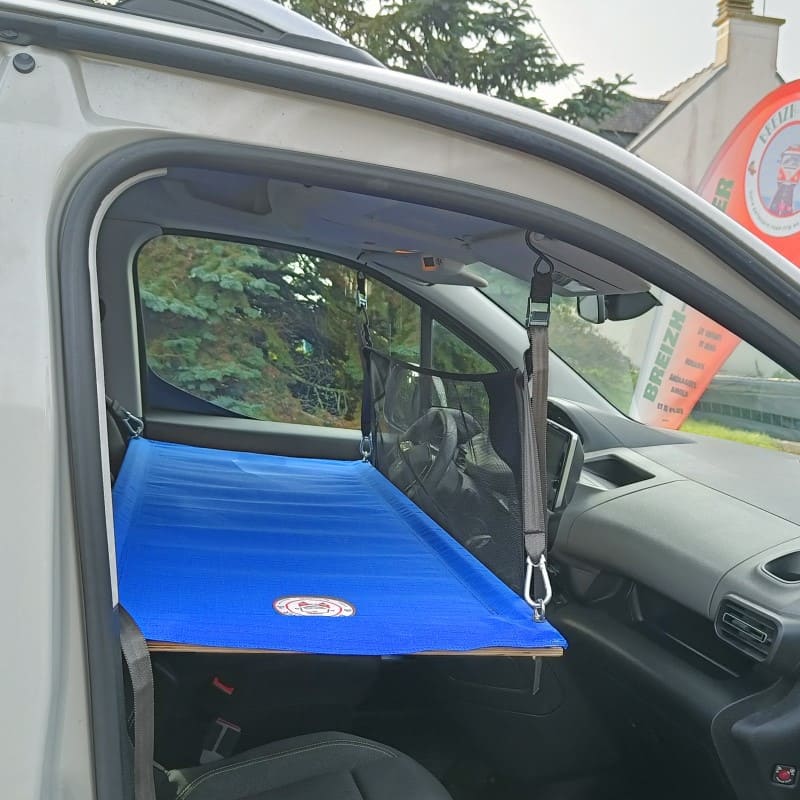 lit double suspendu dans un Peugeot Rifter