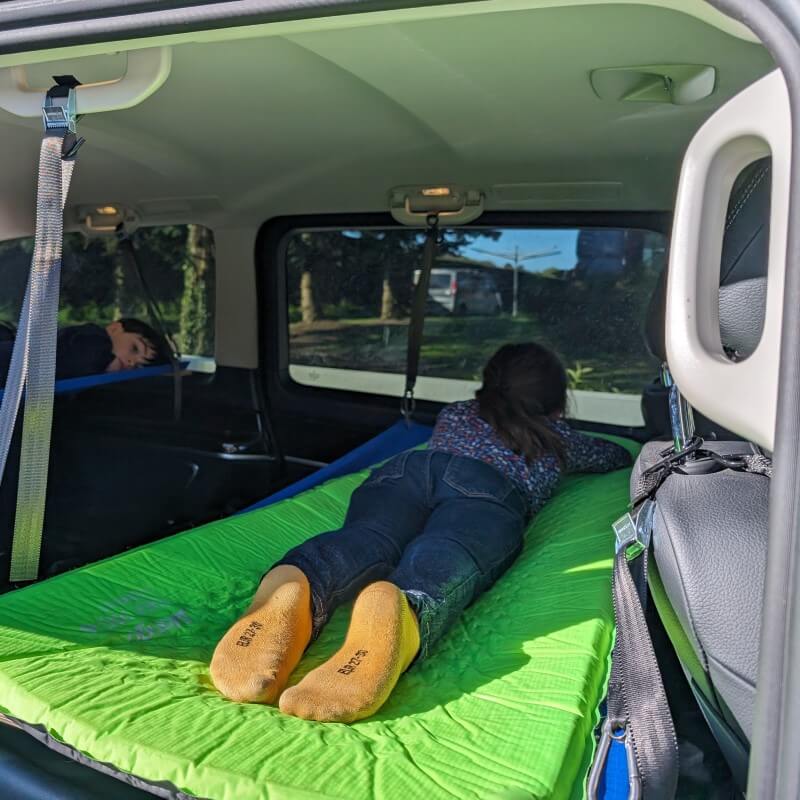 2 hamacs dans un mercedes classe V